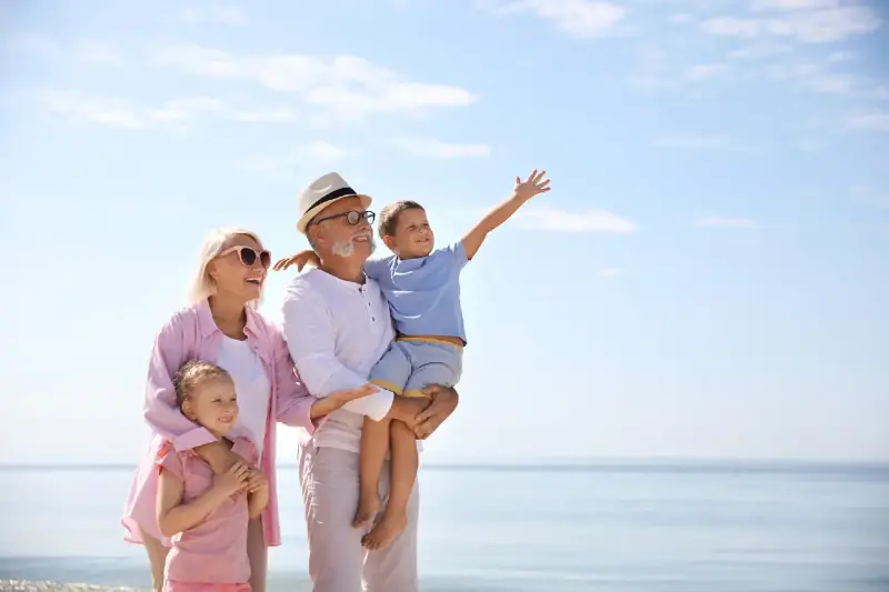 Niños con los Abuelos: Consejos de Expertos para Pactar Límites este Verano