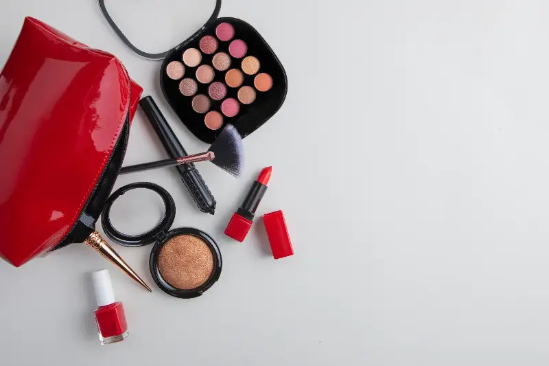 Rosa y Rojo: Colores Antagónicos que Dominan el Maquillaje Primaveral