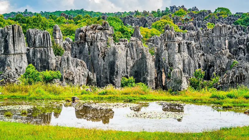 石林為何呈尖塔形