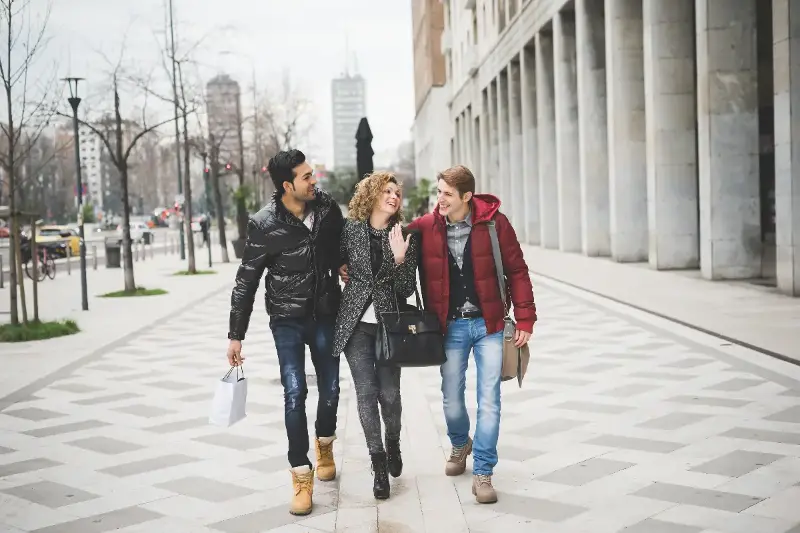 Estilo Normcore: Simplicidade e Conforto nas Tendências de Rua