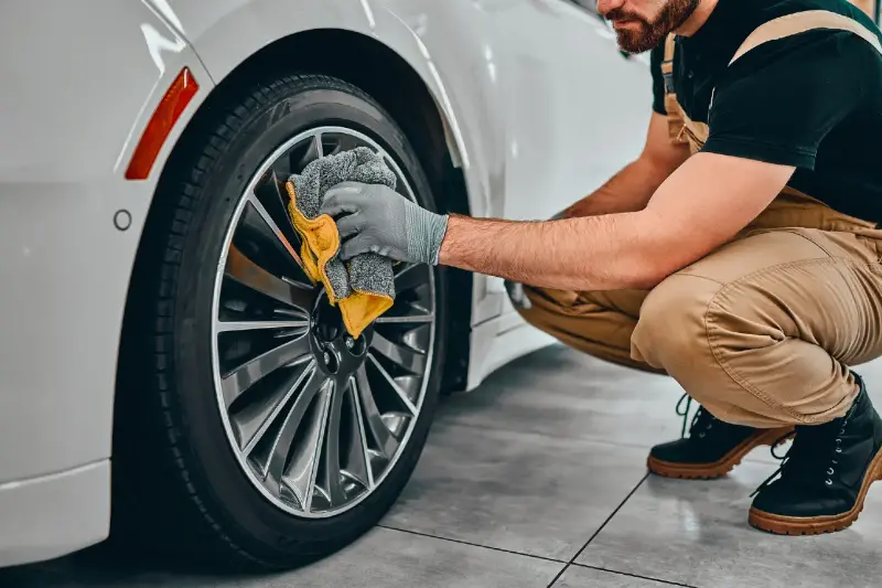 El Abrillantador Mágico para Neumáticos y Plásticos: ¡Lucen como Nuevos!