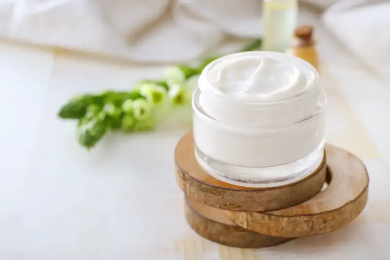 Crema Milagrosa: Hidrata y Prepara tus Talones para el Verano