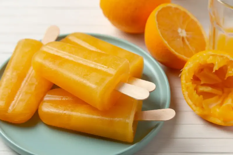 Polos de naranja: el helado más fresco y fácil del verano