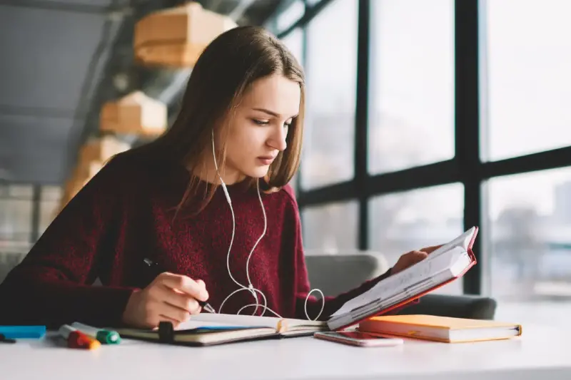 La maturità resta addosso ben oltre il voto: cosa insegnano pressione, attese familiari e primo grande esame della vita adulta