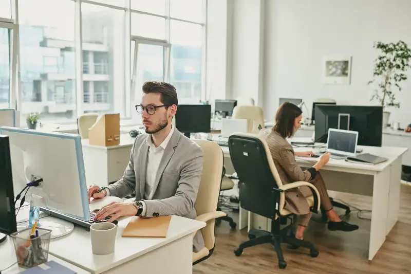 El ejercicio no compensa: los riesgos de pasar demasiado tiempo sentado