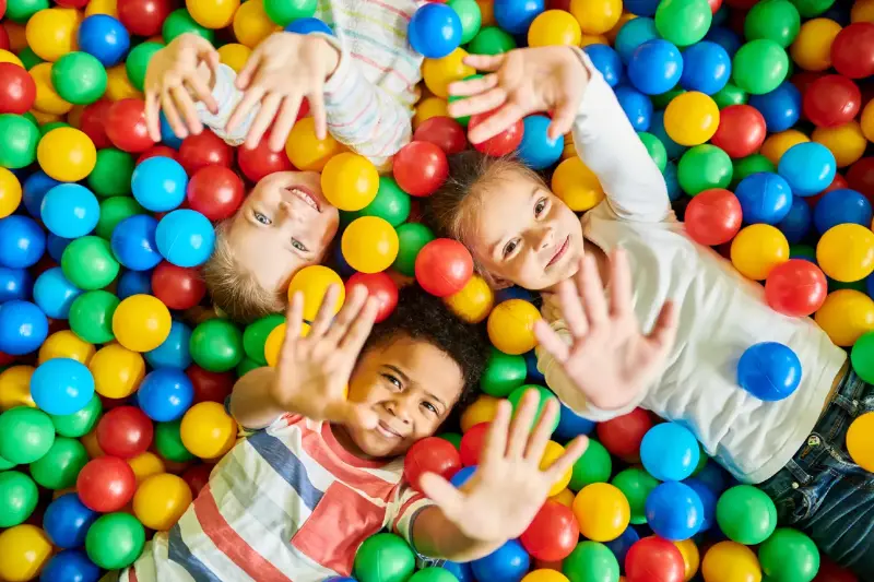 Parque de bolas para niños pequeños: diversión segura y sin parar