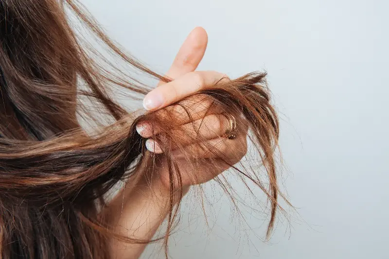 Cheveux abîmés les causes invisibles liées à notre environnement