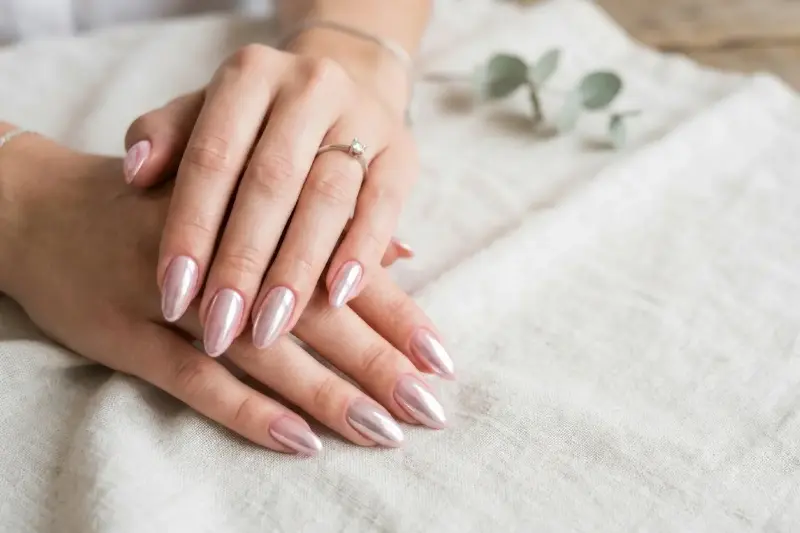 Uñas ‘glazed’: el secreto cromado que triunfa este verano