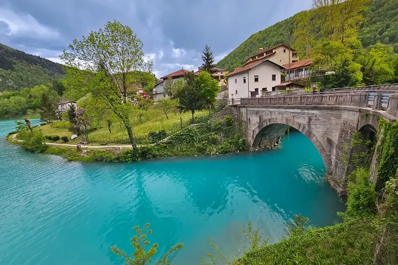 Descubra a Magia do Vale de Soča na Eslovênia Um Destino de Aventura Com Águas Turquesa e Cenários de Cinema 🏔️
