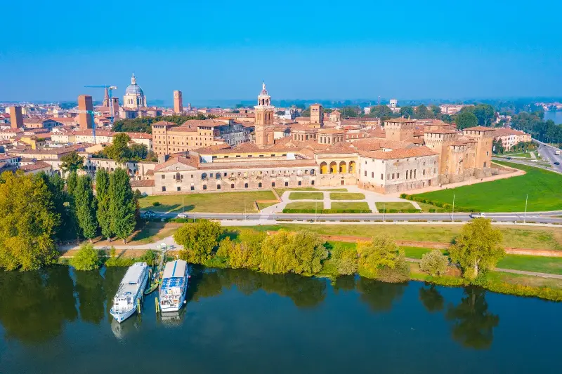 24 Horas en Mantua: Palacios, Frescos y Paseos Deliciosos que Disfrutar