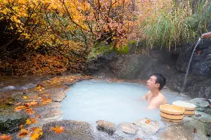 Why do Japanese people bathe in hot springs every day?