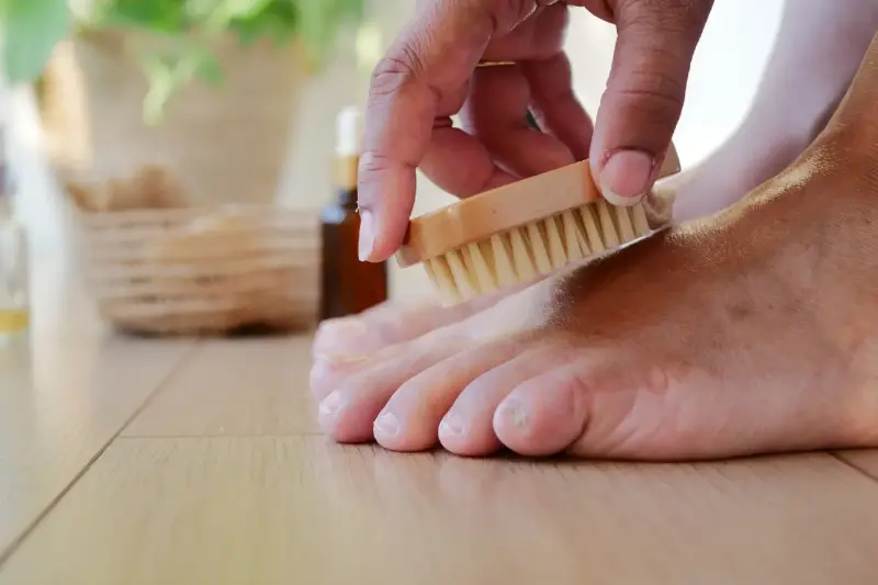 Non si parla più solo di viso impeccabile: la cura dei piedi entra nel beauty quotidiano e diventa un gesto di benessere, comfort e immagine