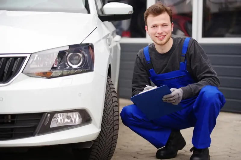 Na co patrzeć przy zakupie używanego auta, zanim podpiszesz umowę? Mechanik zdradza błędy kupujących i podpowiada, czego nie wolno pominąć podczas oględzin