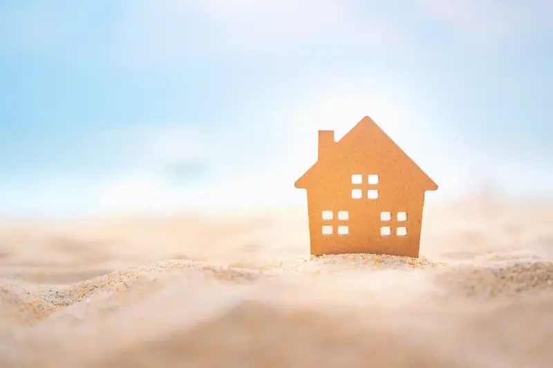 Sécurité à domicile: vérifications essentielles avant de partir en vacances prolongées