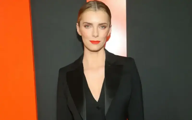 Betty Gilpin piensa que Jennifer Lopez es la ‘persona más hermosa’ que jamás haya visto