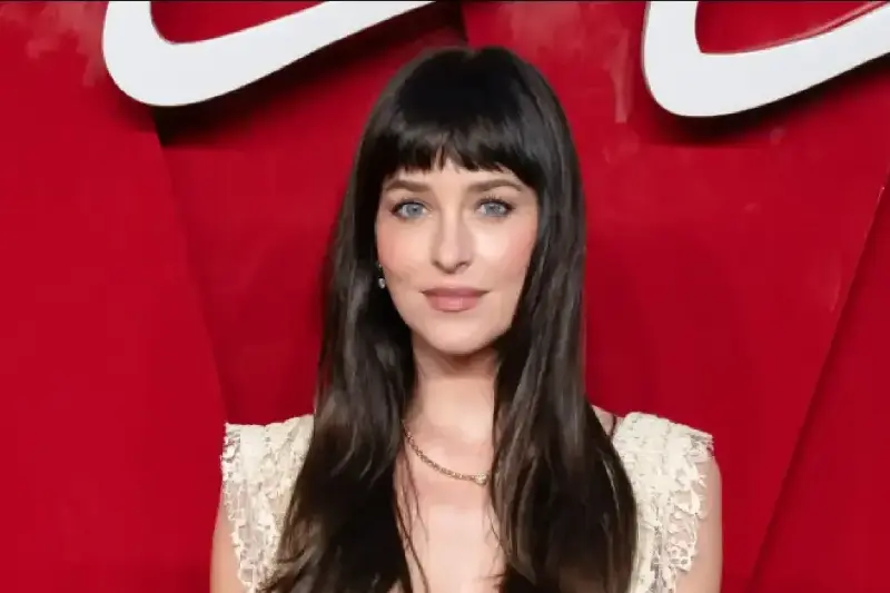 Dakota Johnson y MGK 'aún no están listos para hacer oficial su relación'