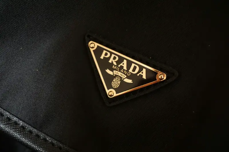 Prada Wish Pouch Surge Como It Bag do Verão 2026 Com Seda, Nylon e Couro Refletindo Essência Minimalista Contemporânea