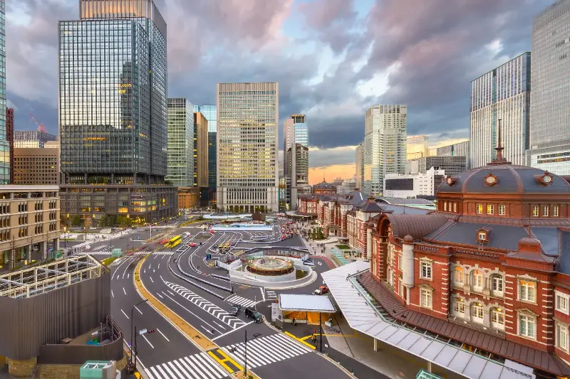 東京の丸の内で赤レンガ駅舎とオフィス街の光を巡る旅