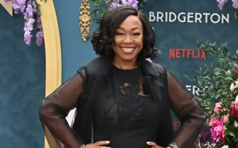Shonda Rhimes cree que una nueva serie derivada de Bridgerton está en proyecto