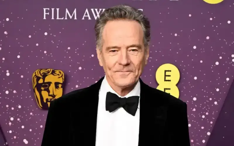 Bryan Cranston llevaba un bañador tipo Speedo color carne cuando conoció a Frankie Muniz