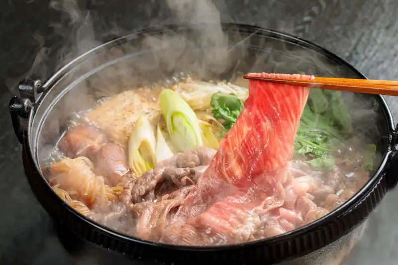 すき焼き—「特別な日」の味は、なぜ心まで温めるのか？