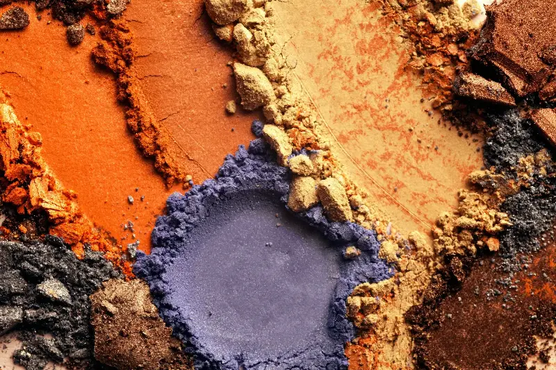 Mineral-Make-up für empfindliche Haut im Büro