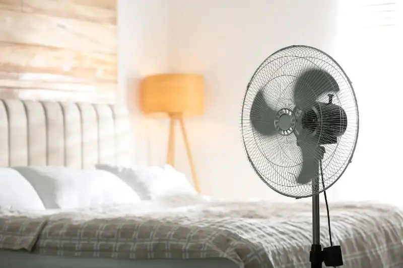 Duerme Bien en Calor: Rutina Nocturna y Uso Correcto del Ventilador