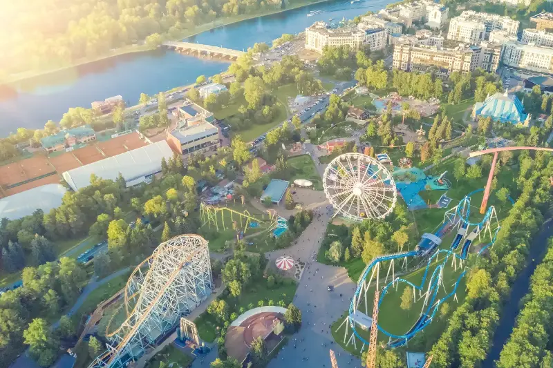 Diversión asegurada: disfruta del parque de atracciones este verano