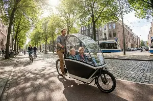 Vélo cargo ou voiture : comment les familles urbaines repensent leurs trajets