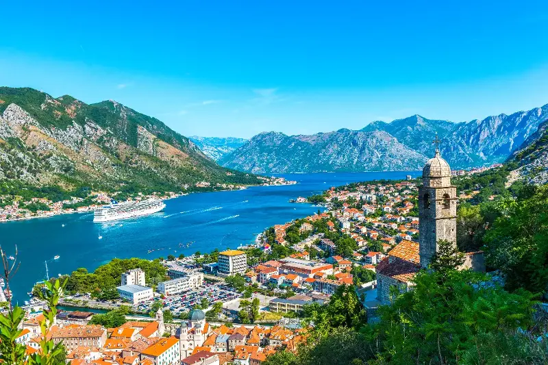 Sinta o Clima Boêmio de Kotor em Montenegro Uma Cidade Murada à Beira-Mar que Seduz com História e Silêncios ⛵