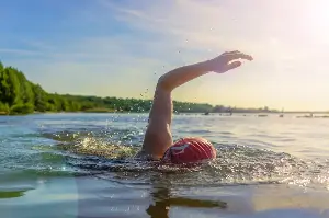 Natation en eau libre : pourquoi cette pratique séduit de plus en plus l'été