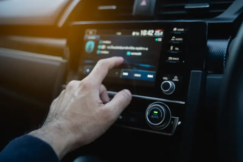 De la Radio al Streaming: Evolución de la Música en el Coche