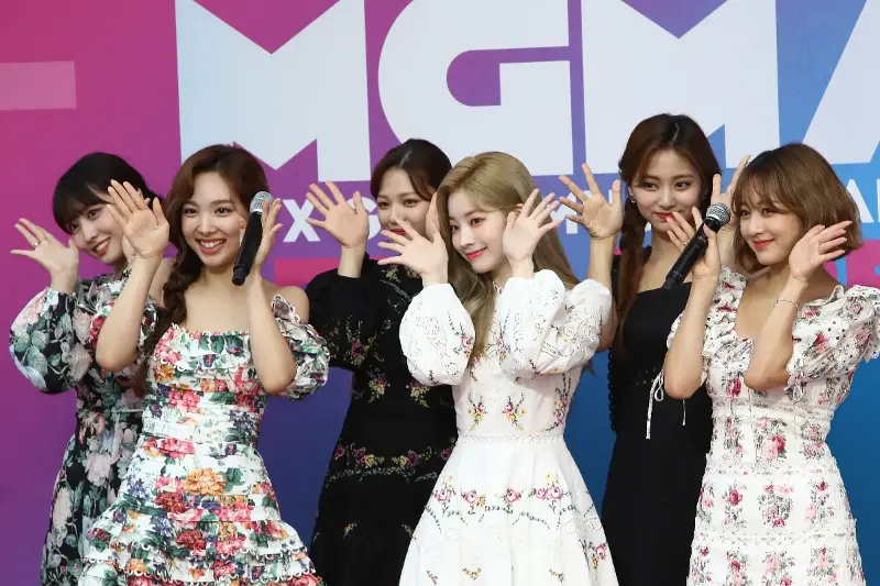 TWICEがなぜ「ただのガールズグループ」で終わらなかったのか