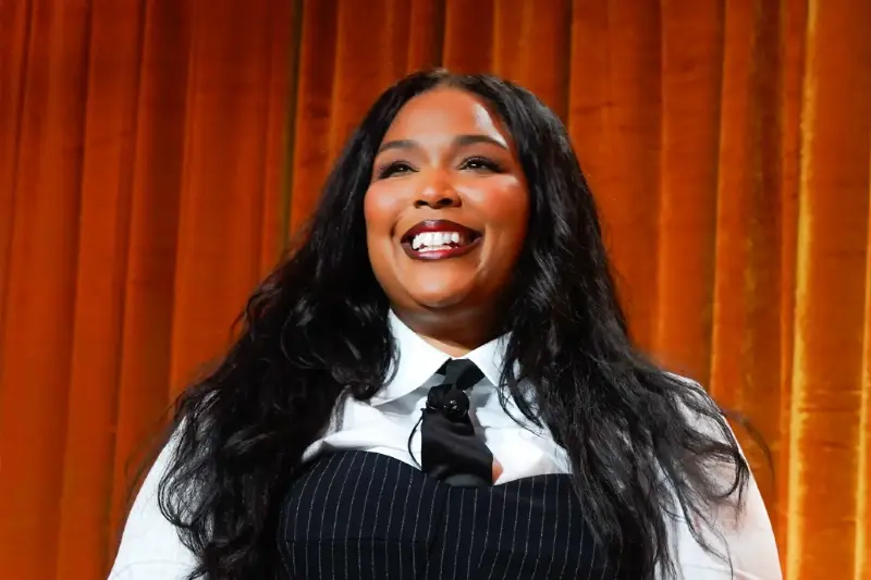 Lizzo i samoakceptacja: jak artystka inspiruje ludzi do kochania swojego ciała i walki z hejtem w internecie