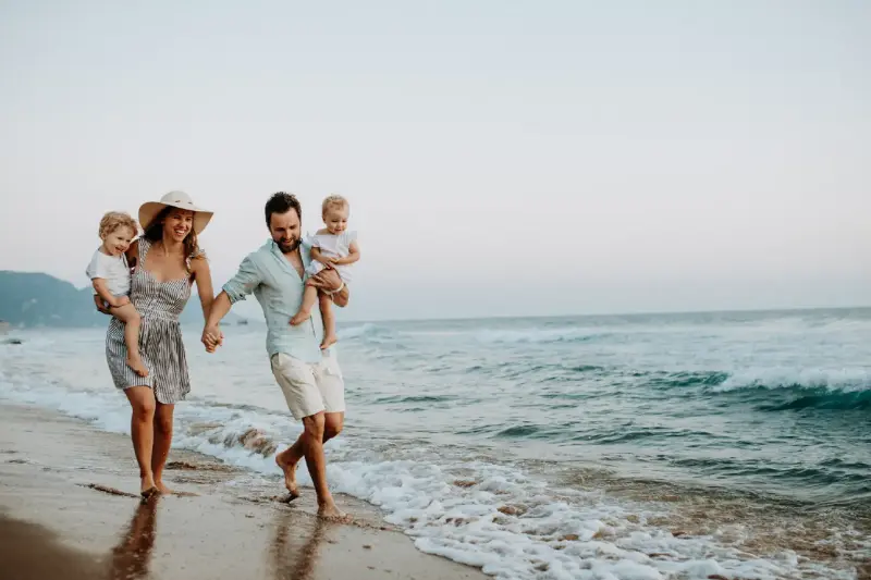 Caminar descalzo por la playa: el consejo del podólogo