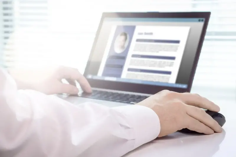 Il CV che non sparisce tra le email: scrivere in modo concreto, valorizzarsi e dire addio alle solite frasi vuote