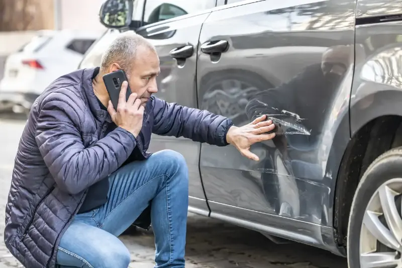 Hai trovato un graffio sull’auto nel parcheggio del supermercato e nessun biglietto? Ecco cosa fare subito per tutelarti e non compromettere l’eventuale richiesta di risarcimento