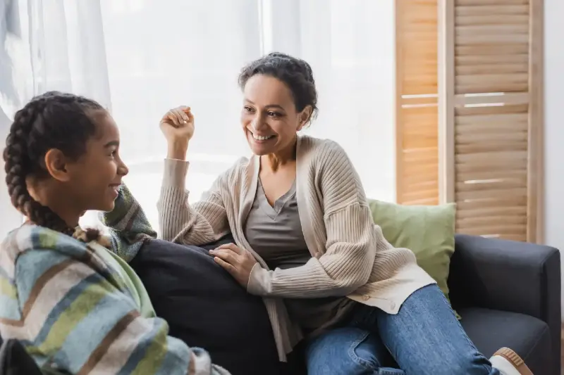 ماذا تقولين لابنتكِ المراهقة الصغيرة؟.. دليلكِ لبناء الثقة والوعي بينكما