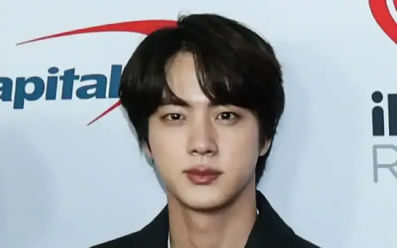 Jin cree que es el miembro más guapo de BTS