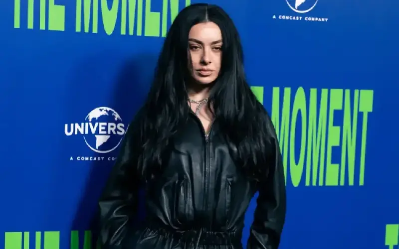 Charli XCX le debe muchísimo a su marido, George Daniel