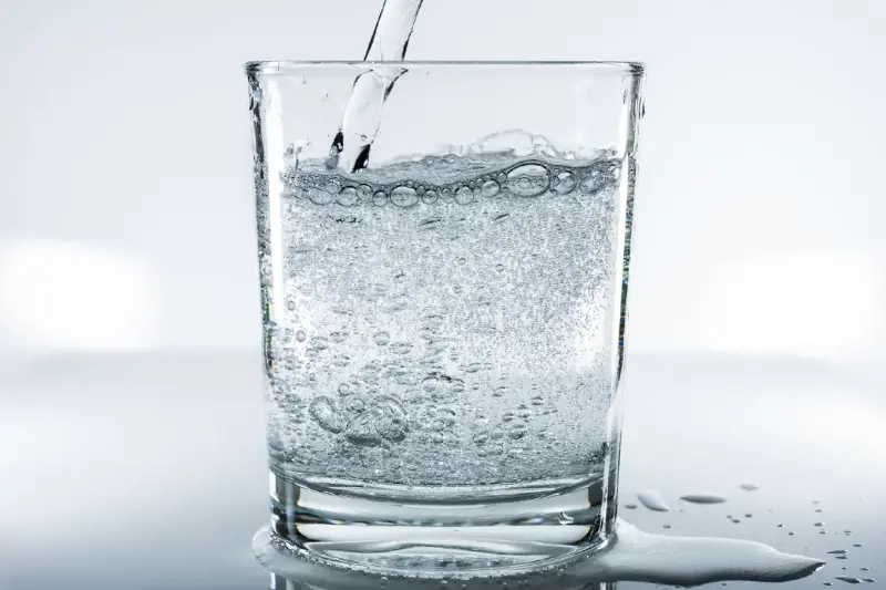 ¿Tomas Agua con Gas a Diario? Descubre Cómo Reacciona tu Organismo