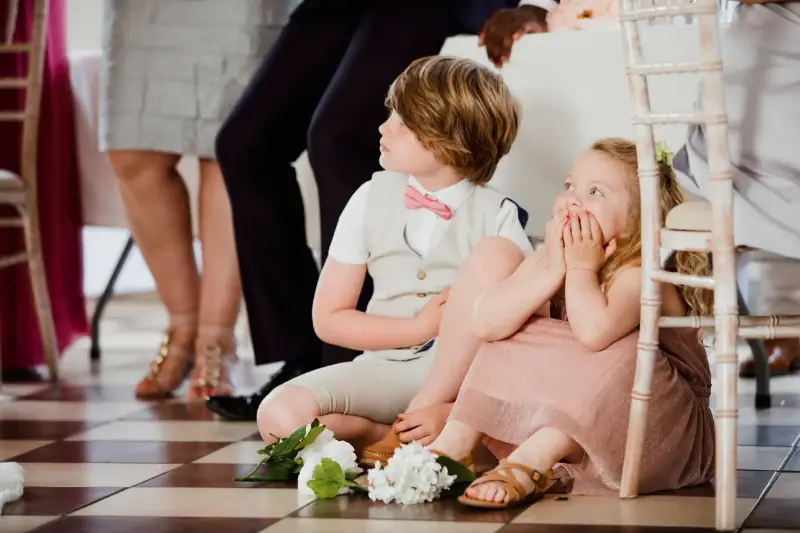 Niños en Bodas: El Debate que Divide a Novios e Invitados