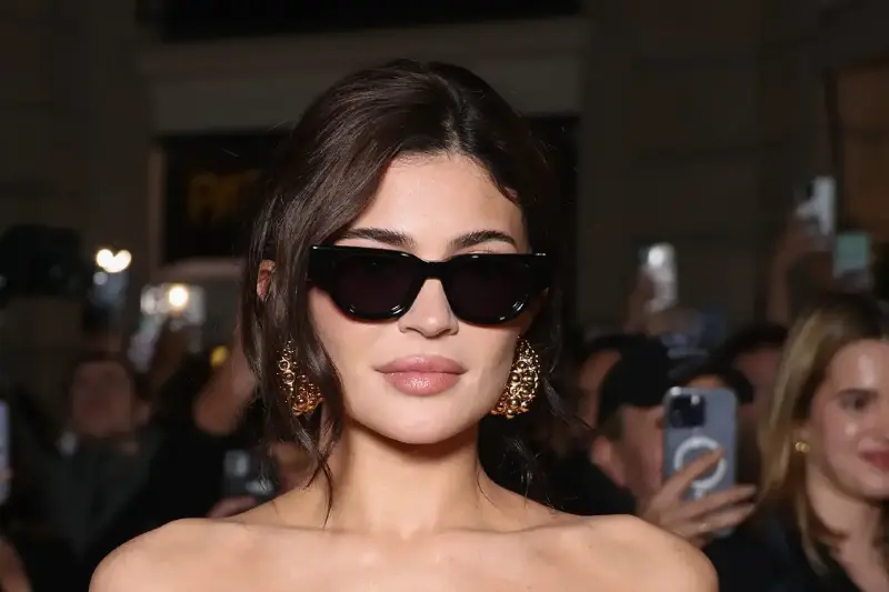 Kylie Jenner e l’infanzia nel lusso: insegnare il valore del denaro ai figli quando i social raccontano un mondo senza rinunce