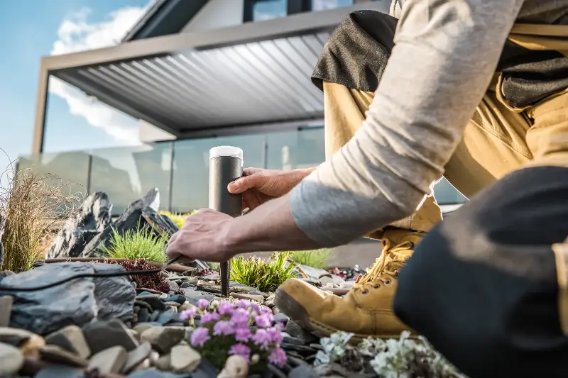Ilumina tu verano: guirnaldas de hiedra con luces para patios y jardines