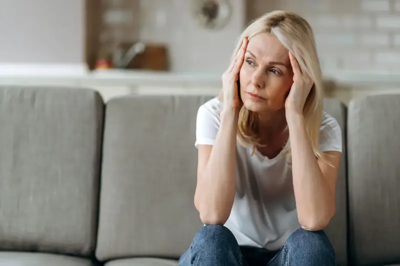 في اليوم العالمي للمرأة.. لماذا النساء أكثر عرضة للصداع النصفي؟ ونصائح للوقاية