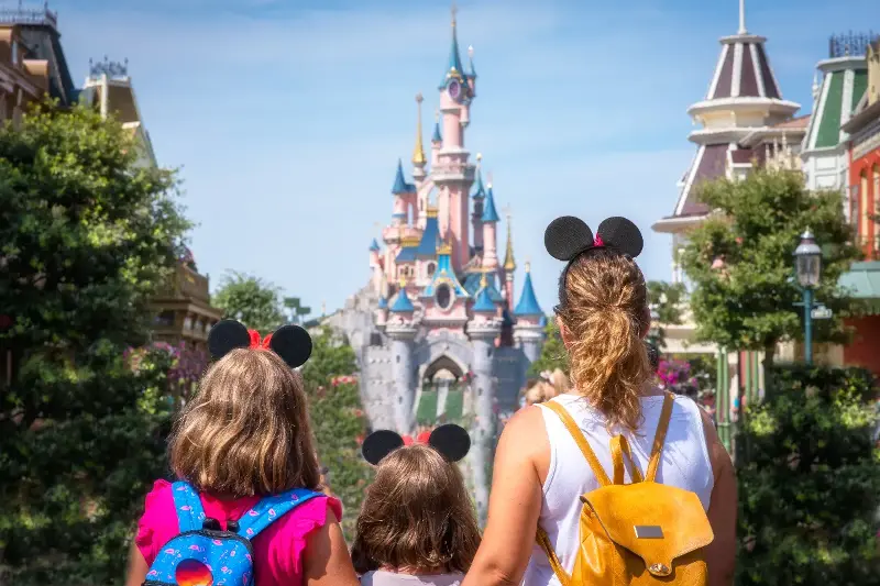 魅力が尽きない「ディズニーランド」──なぜ大人になっても心をつかまれるのか