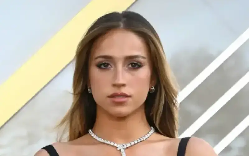 Tate McRae cree que la fama la impulsa a crecer y a reafirmar quién es