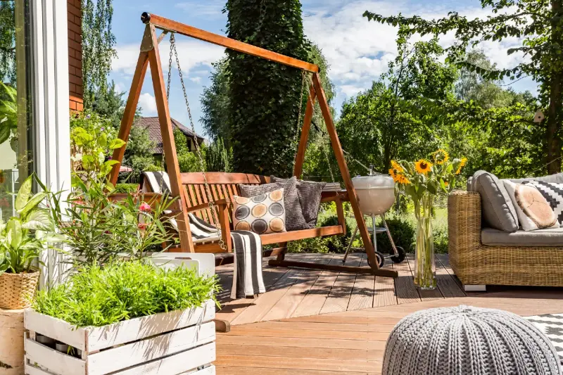 Il dondolo da giardino non è solo decorazione: perché pochi minuti di oscillazione aiutano a sciogliere tensioni e pensieri pesanti