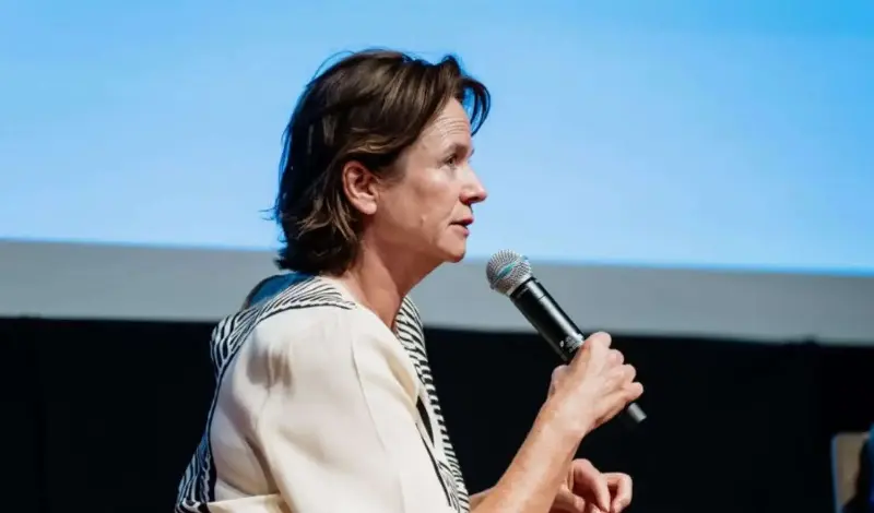 Emily Watson: la secta que casi le impidió protagonizar Rompiendo las olas