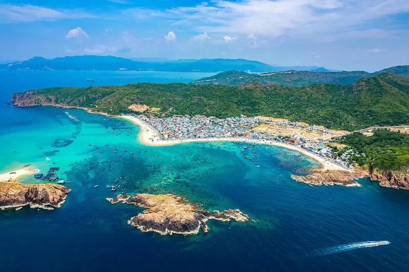 A panoramic view of a corner of the coastal city of Quy Nhon, showcasing the harmonious blend of architecture and nature.